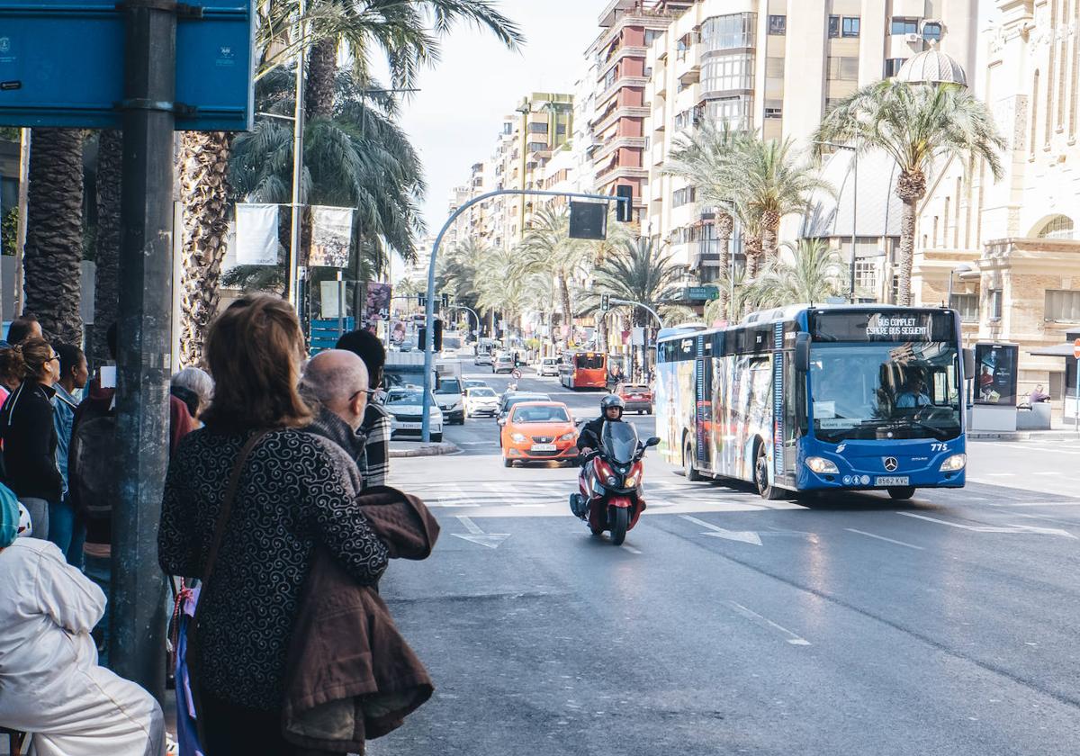 Personas esperan al autobús metropolitano durante una de las jornadas de huelga