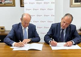 El secretario de la junta directiva de Andema, Francisco Vallçes, y el presidente de la Cámara, Carlos Baño, durante la firma del convenio