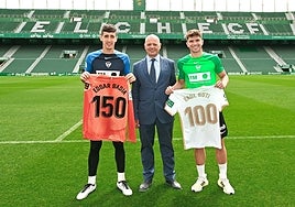 Edgar Badía y Raúl Guti posan con el presidente franjiverde Joaquín Buitrago