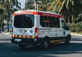 Una ambulancia circula por Alicante.