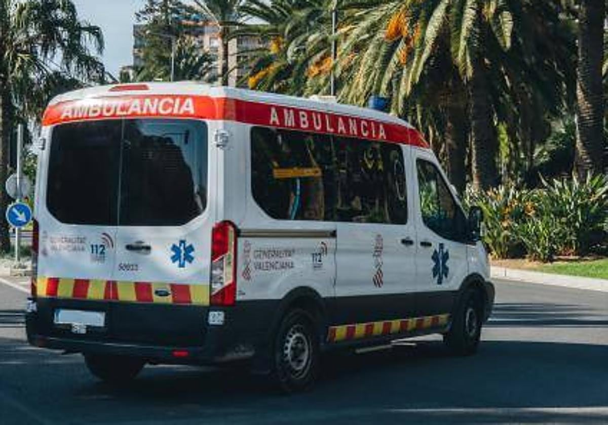 Una ambulancia circula por Alicante.
