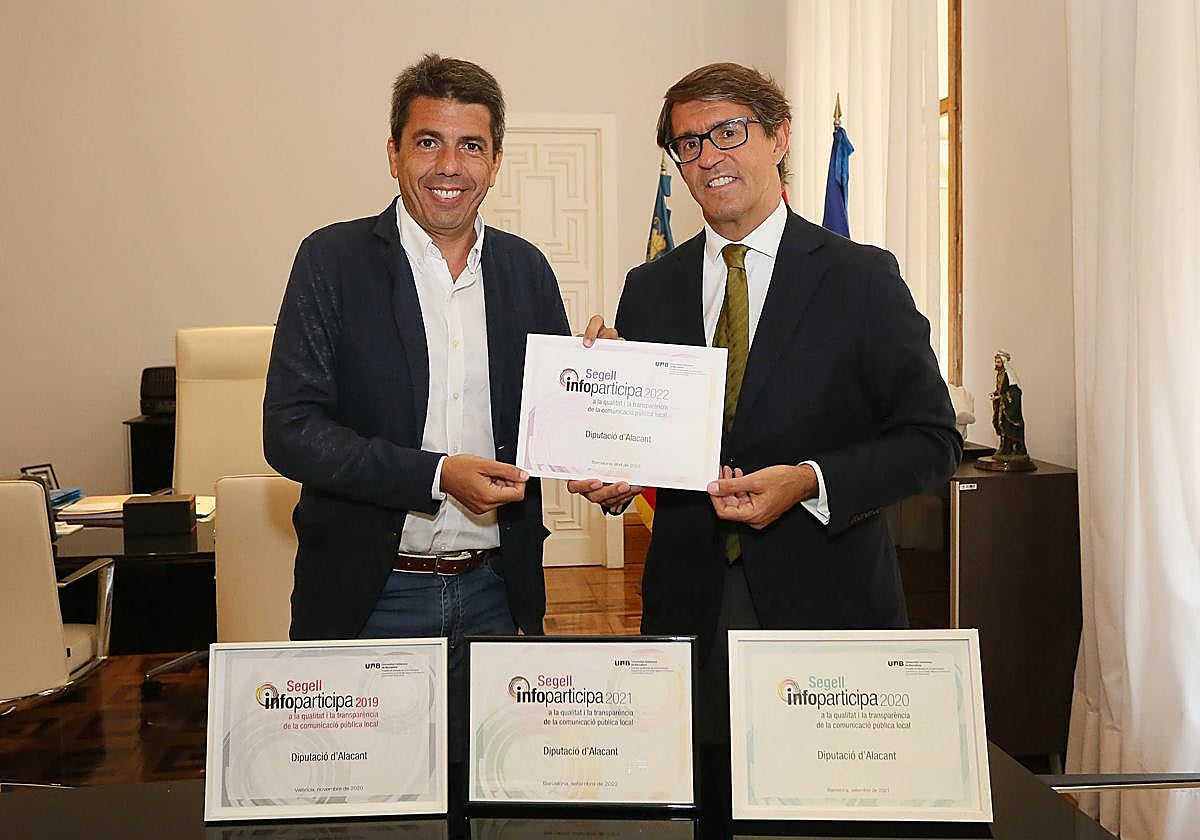 El presidente de la Diputación de Alicante, Carlos Mazón, recoge el reconocimiento.