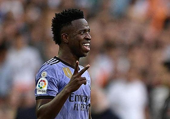 Vinícius hace el gesto de 'a Segunda' a toda la afición de Mestalla tras ser expulsado.