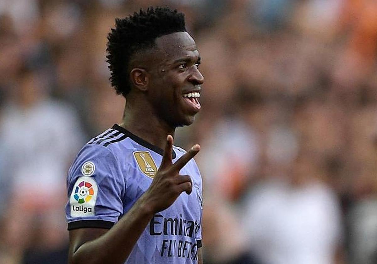 Vinícius hace el gesto de 'a Segunda' a toda la afición de Mestalla tras ser expulsado.