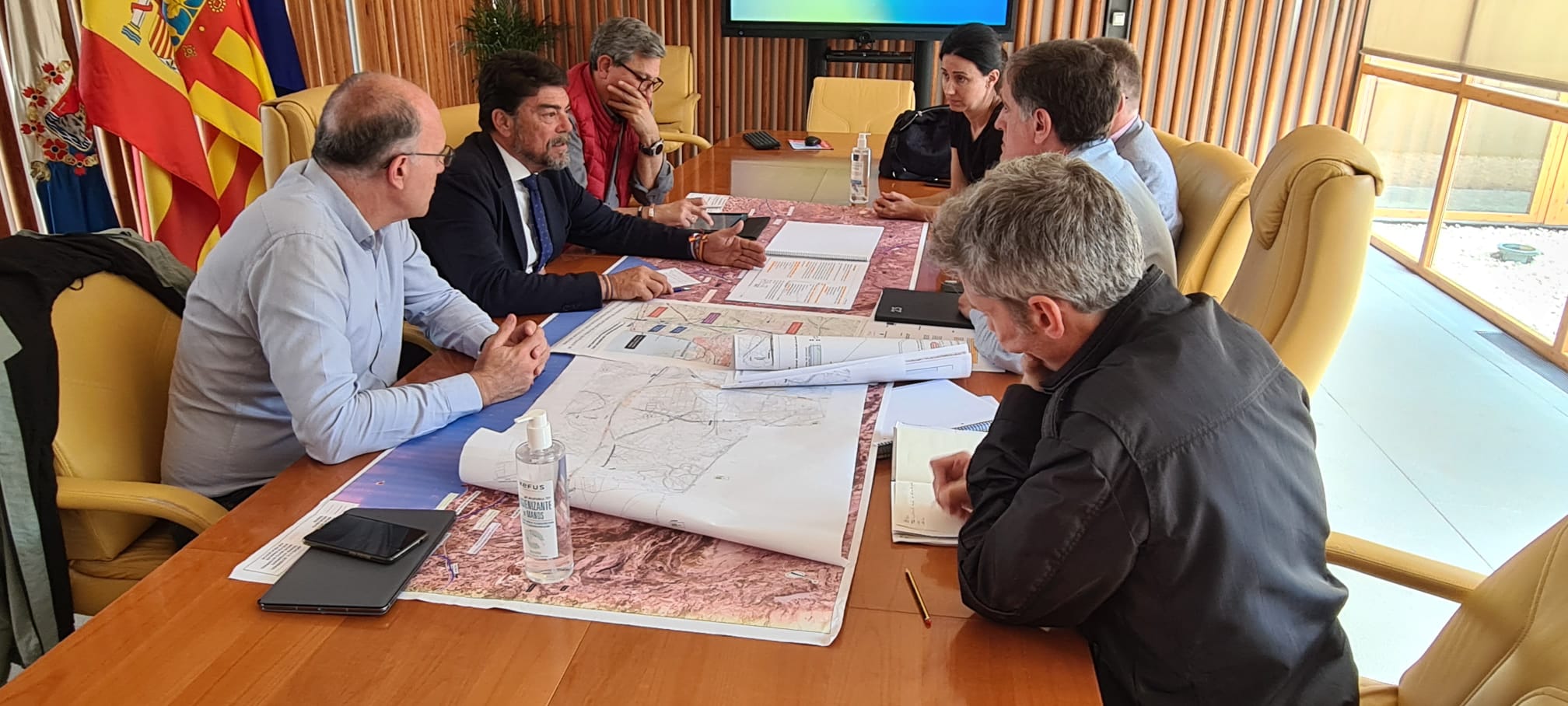 El alcalde, Luis Barcala, reunido con los técnicos municipales.