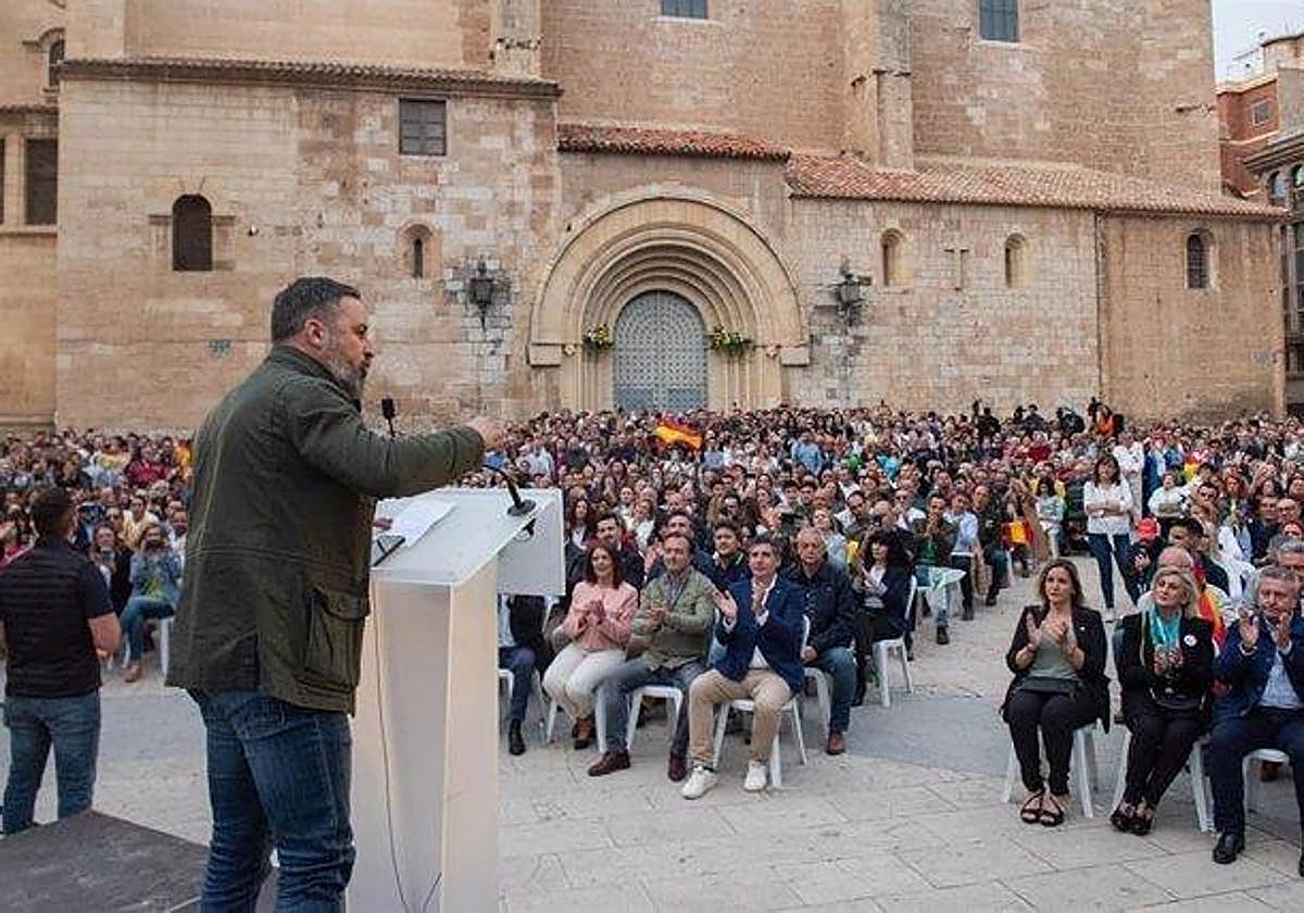 El líder de Vox, Santiago Abascal, en el acto de campaña en Orihuela.
