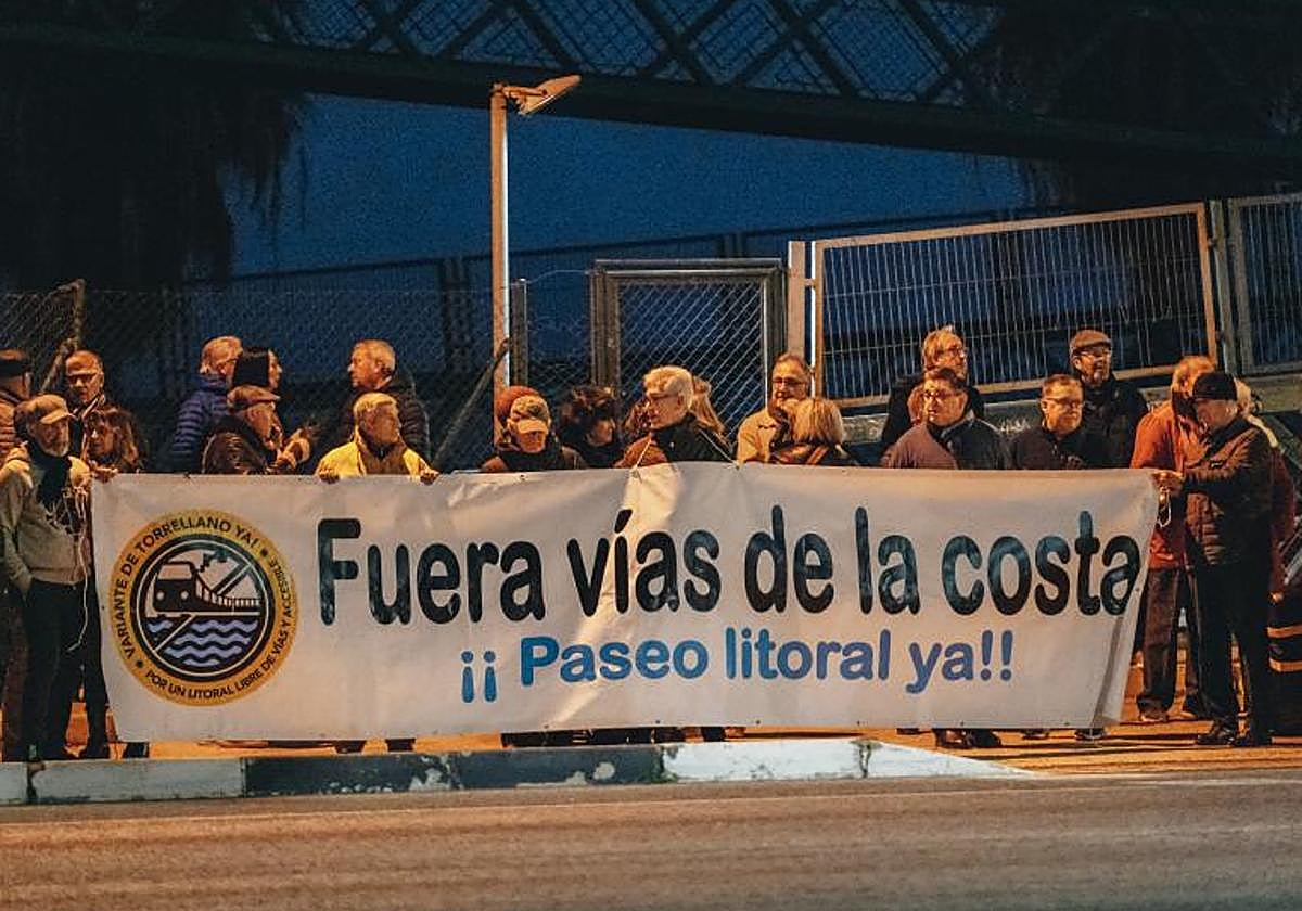 Una de las manifestaciones de los vecinos para la retirada de las vías de la costa.