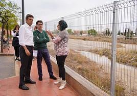 Carlos Mazón y Pachi Pascual visitan el barrio de Los Manchegos.