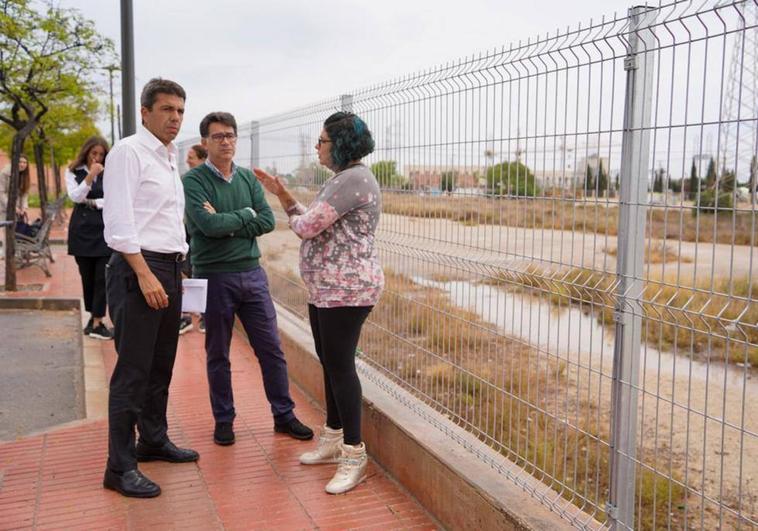 Mazón se compromete a eliminar el amianto del barrio de Los Manchegos en San Vicente del Raspeig