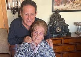 María Luisa Suay, con su hijo Nicolás Merle, en una imagen reciente.