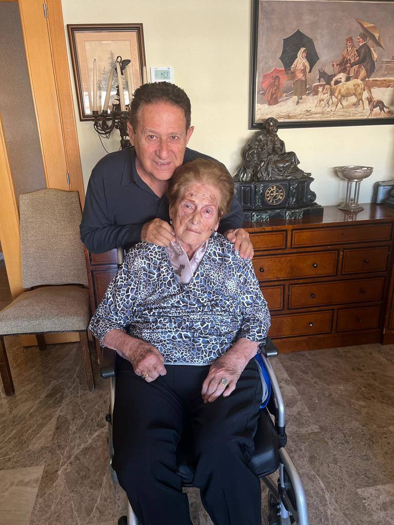 María Luisa Suay, con su hijo Nicolás Merle, en una imagen reciente.