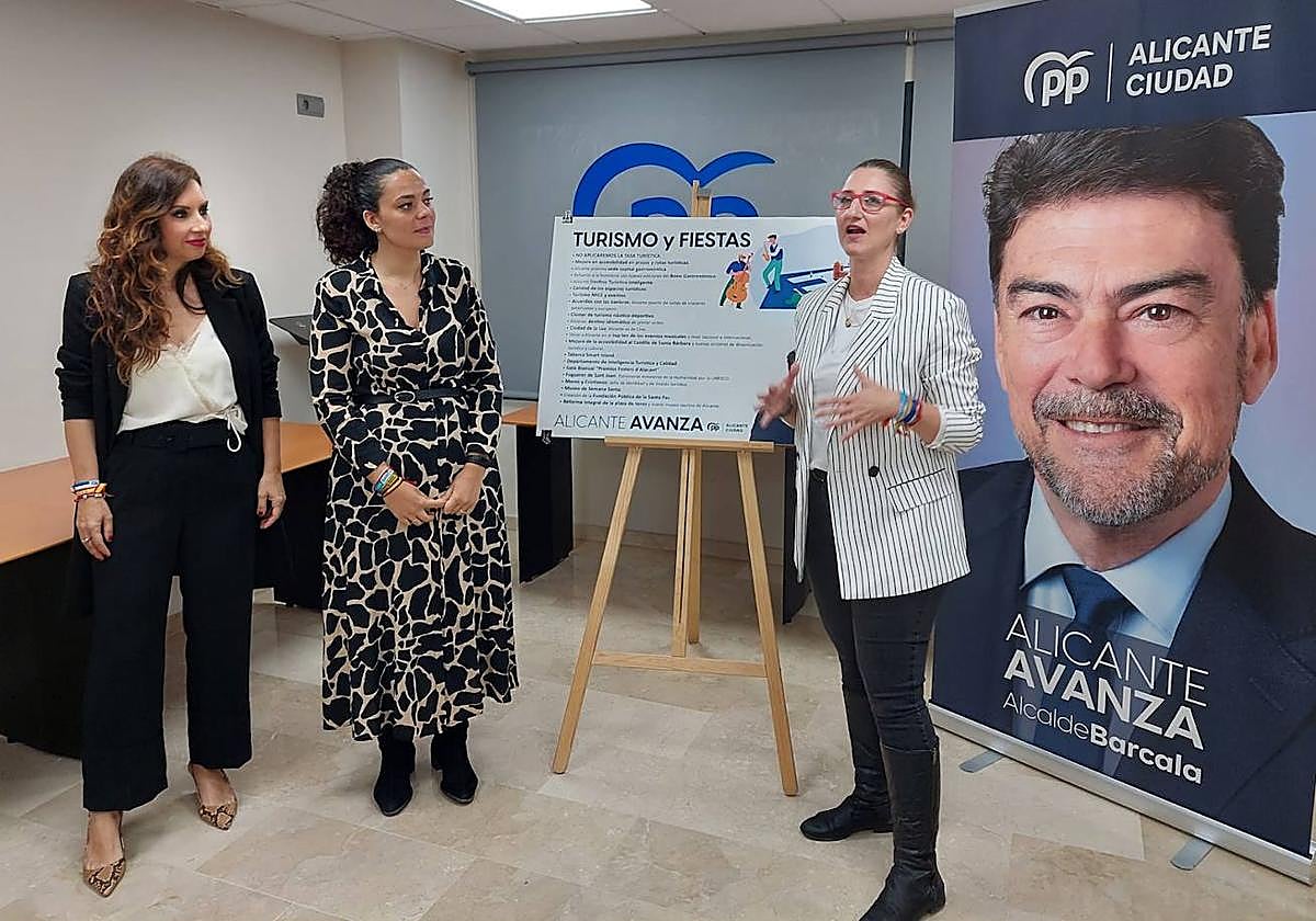 Ana Poquet, Cristina Cutanda y Mari Carmen de España, en la presentación del programa de Turismo y Fiestas.