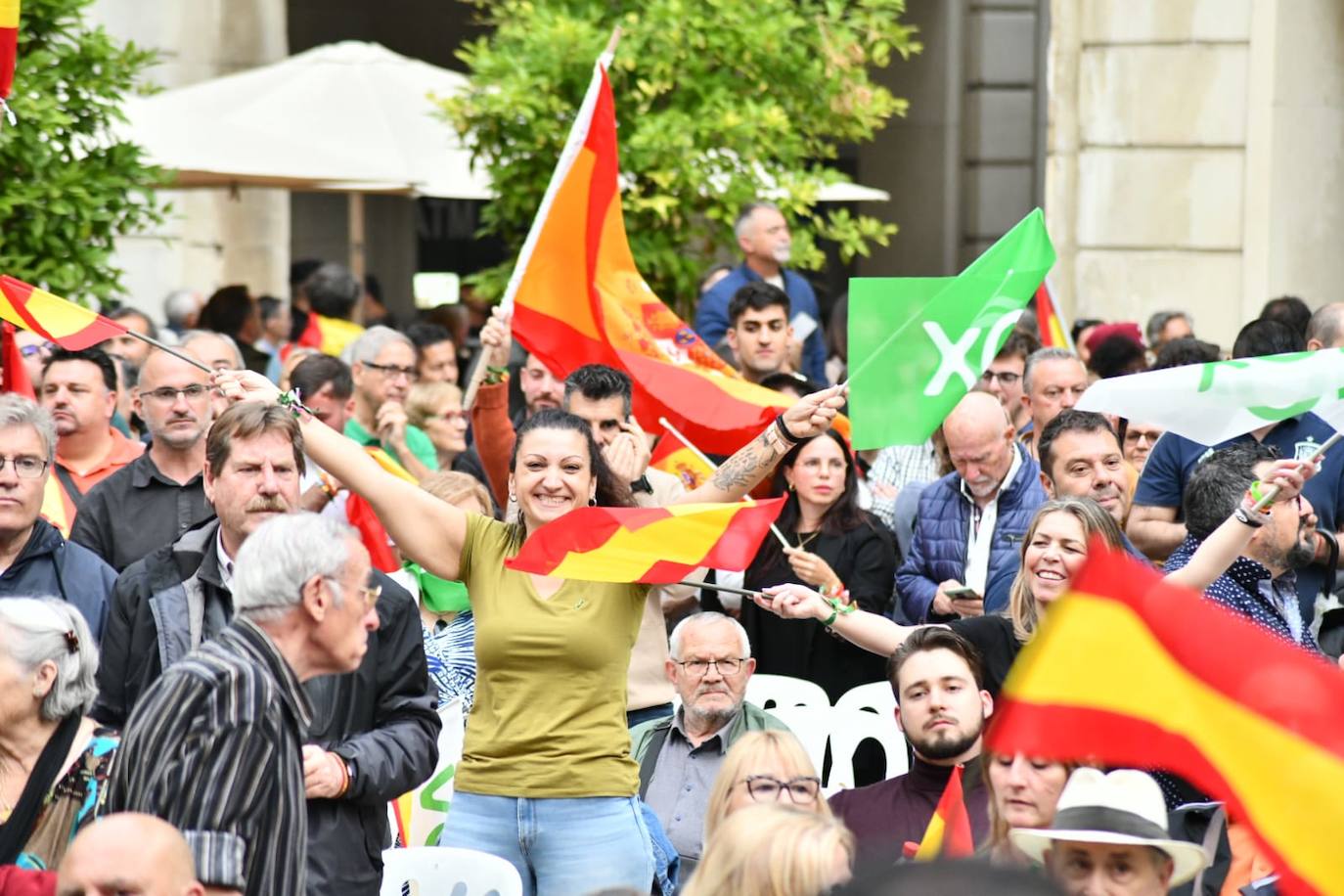 Imagen principal - Ambiente en el mitin de Vox; los protagonistas (Ana Vega, Carmen Robledillo, Santiago Abascal y Carlos Flores) y una imagen de María Auxiliadora. 