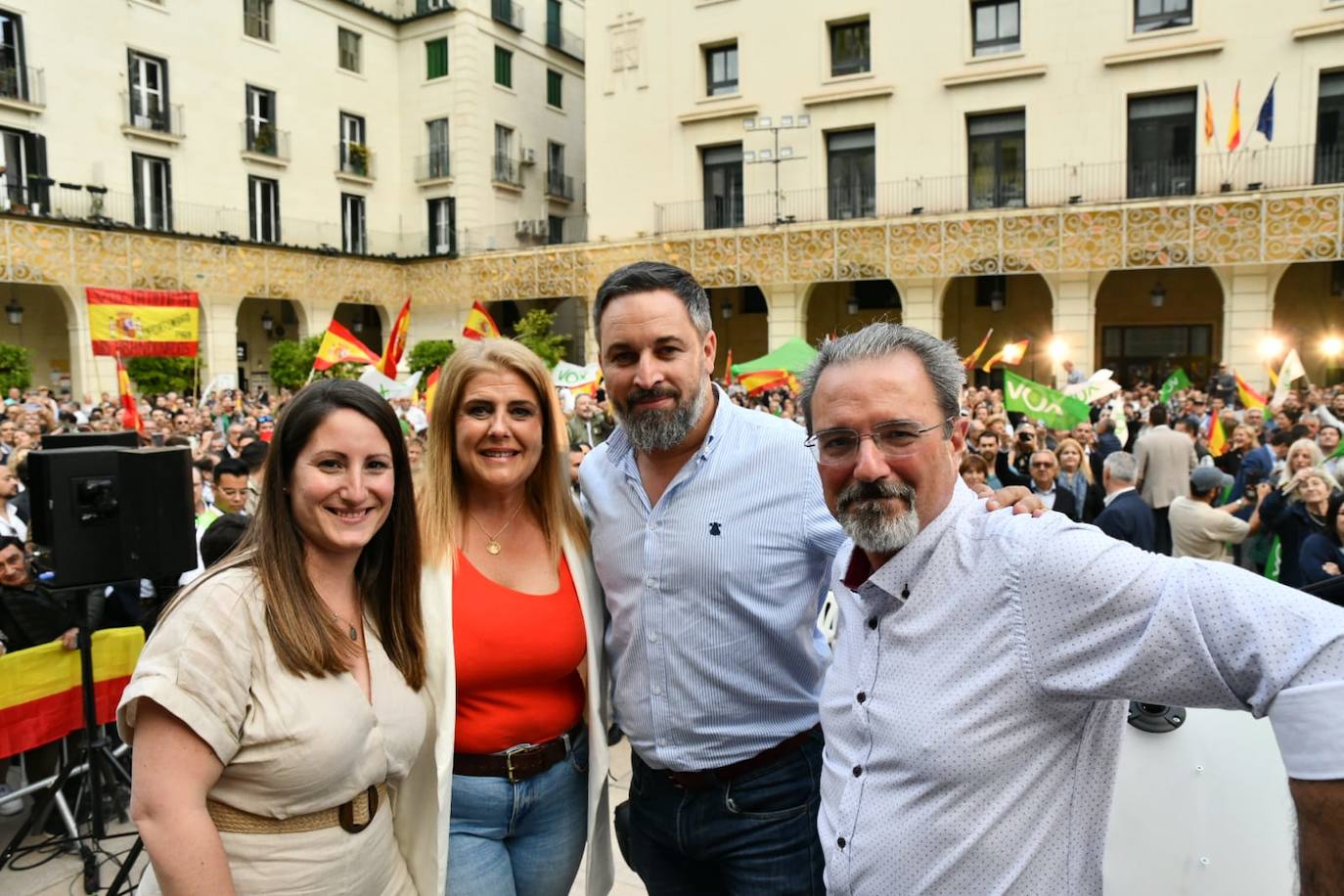 Imagen secundaria 1 - Ambiente en el mitin de Vox; los protagonistas (Ana Vega, Carmen Robledillo, Santiago Abascal y Carlos Flores) y una imagen de María Auxiliadora. 