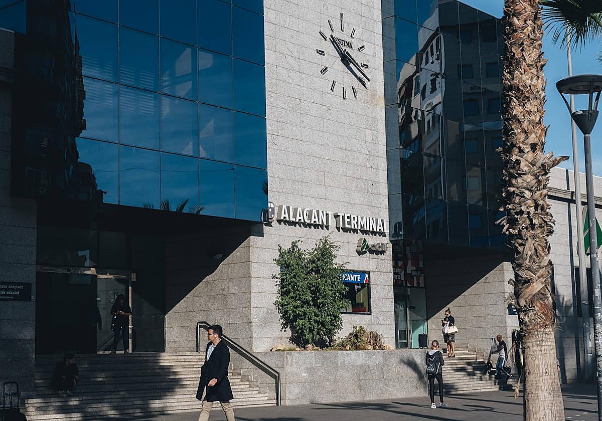 Puerta de la terminal de Alicante