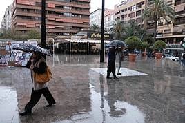 Personas bajo la lluvia en el Mercado Central