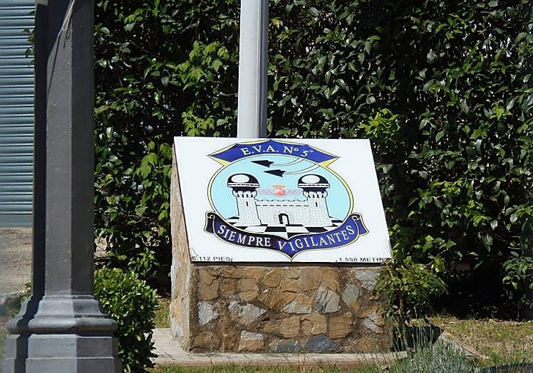 Emblema a las puertas de la Colonia de Aviación