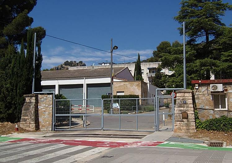 Imagen principal - De izquierda a derecha: entrada a la Colonia de Aviación, bloque de viviendas de la colonia e interior de la zona de los aviadores americanos