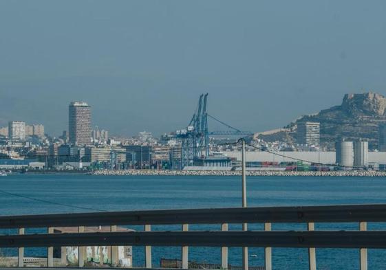 El TC anula la norma que impide los macrodepósitos en el puerto de Alicante