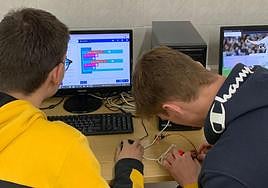 Alumnos de Salesianas trabajan en el desarrollo del proyecto tecnológico.