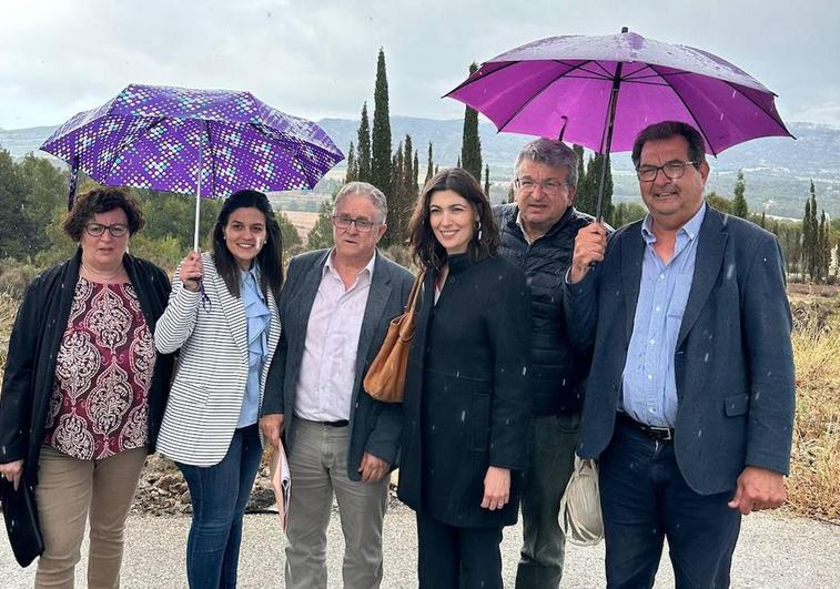 La diputada de Ciudadanos, con el alcalde de Castalla y los candidatos José Miguel Saval y Fernando Llopis (bajo el paraguas).