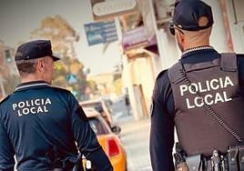 Dos policías locales patrullan por Elche.