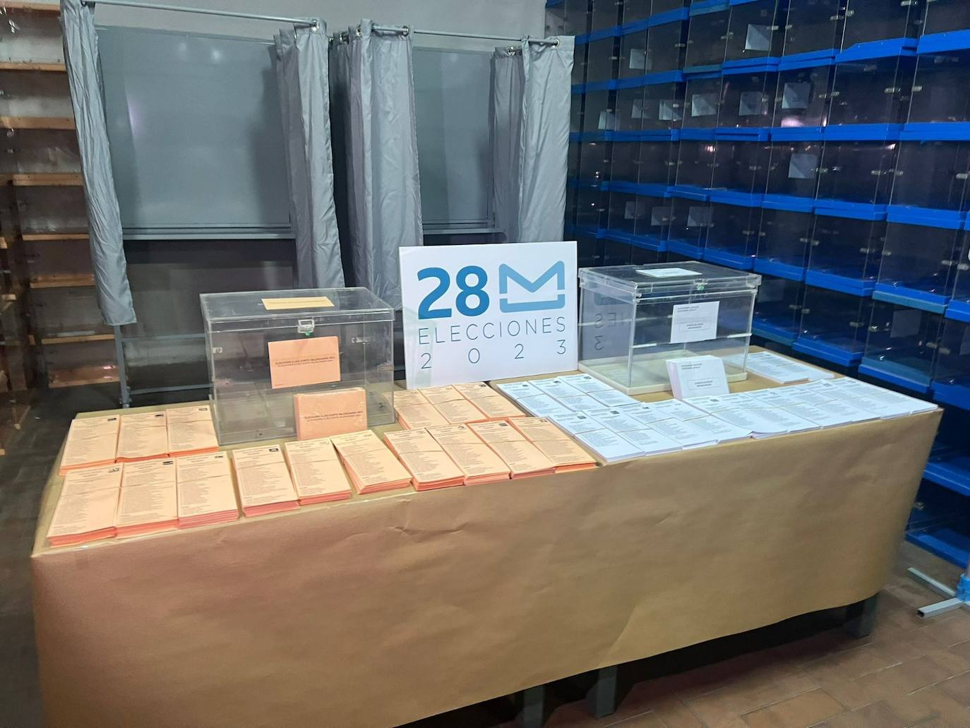 Montaje de una mesa electoral en el almacén central de la Delegación del Gobierno.