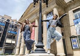 Las actrices Mireia Portas y Diana Roig frente al Teatro Principal de Alicante.