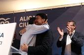 Los dos alicantinos vencedores de la noche, Luis Barcala y Carlos Mazón, se funden en un abrazo.