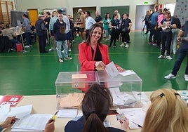 Cristina Escoda en el momento de depositar su voto en Benidorm