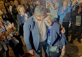 Toni Pérez se abraza y besa a su madre durante la celebración de la victoria electoral