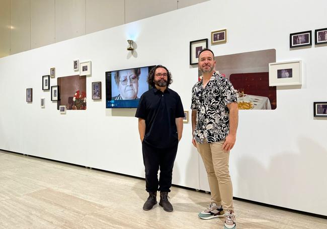Los artistas de 'Fake comunión' junto a su obra en el MUA