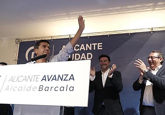 Carlos Mazón se da un baño de masas en la sede del PP en Alicante.