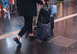 Una mujer camina por la estación de tren de Alicante