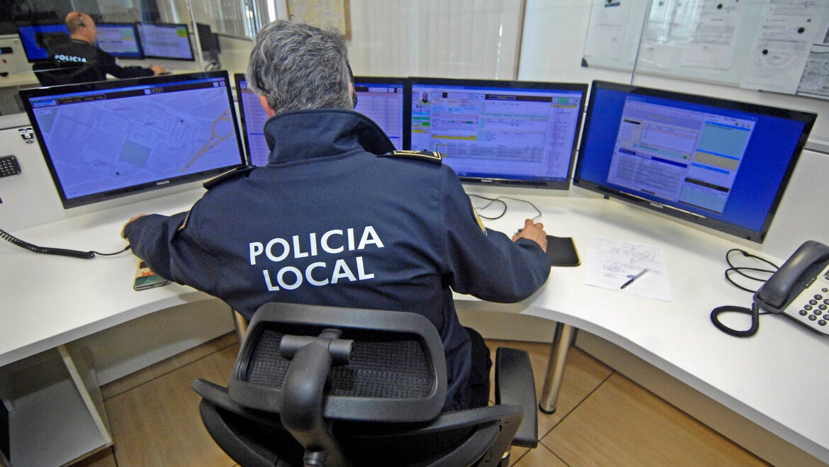 Un agente de la Policía Local de Elche durante sus labores.