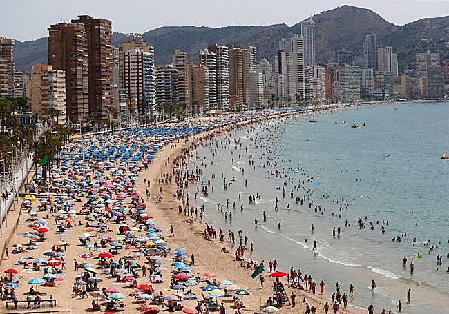 La playa de Benidorm, repleta