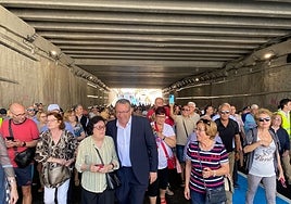 Toni Pérez durante el paseo por el nuevo paso subterráneo