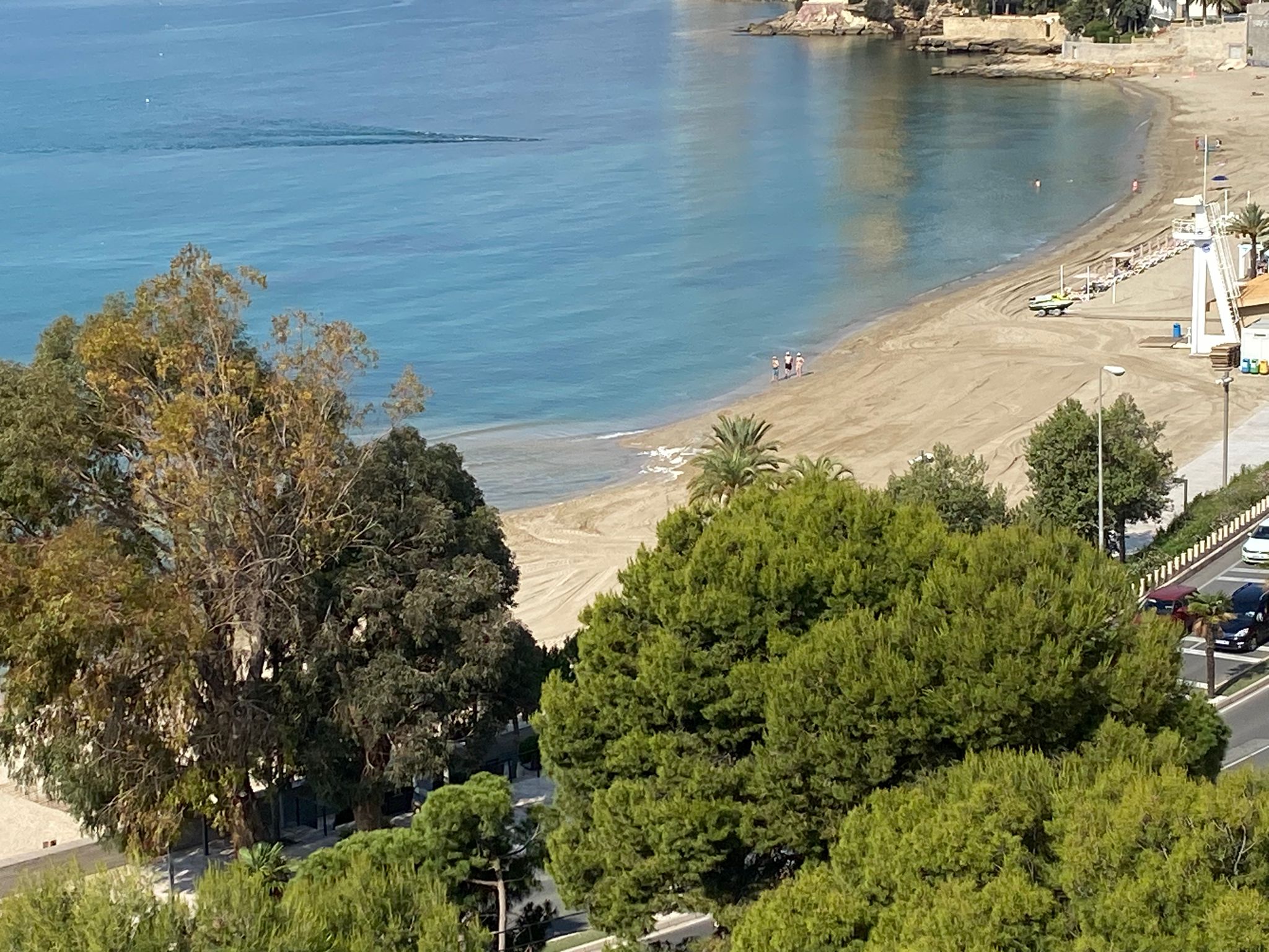 La playa de la Albufereta tras las actuaciones.