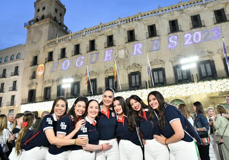 La bellea del foc de Alicante, Belén Mora, y sus dames d'honor frente a la fachada del Ayuntamiento.