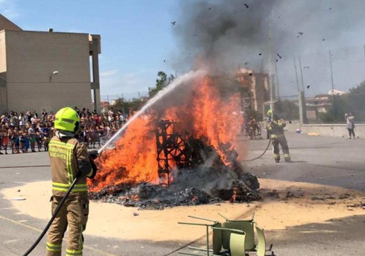 Cremà de una hoguera escolar en un centro de Alicante.