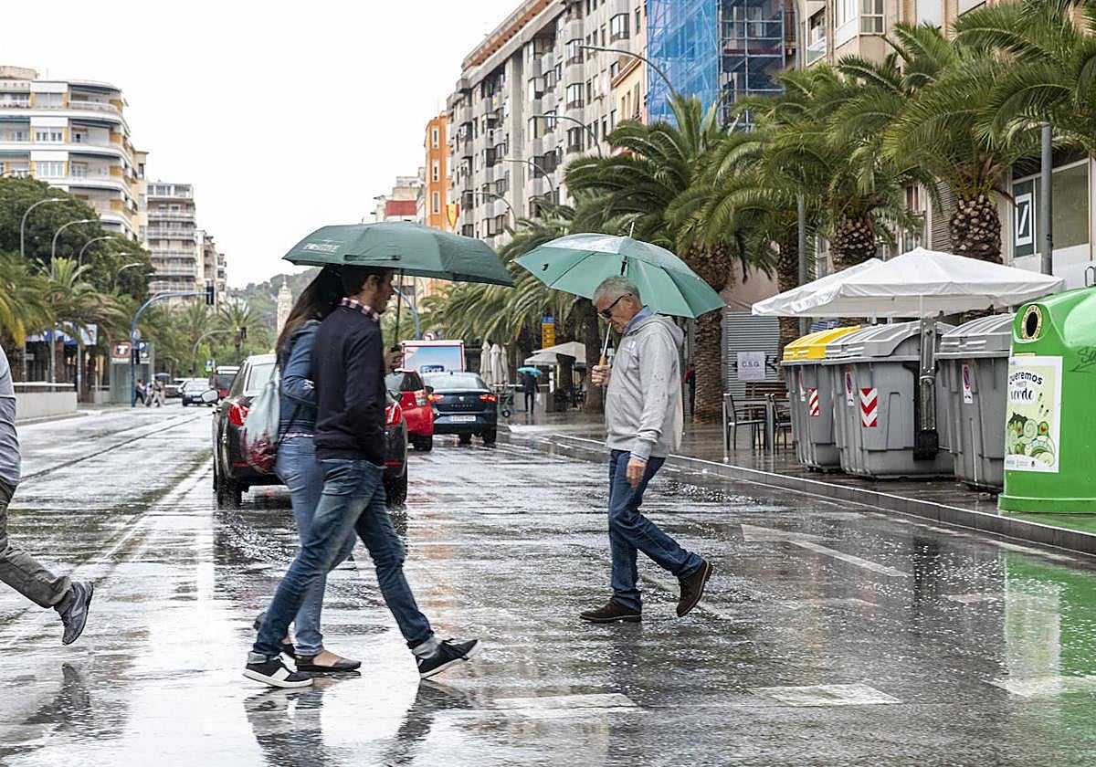 La lluvia descarga sobre Alicante.