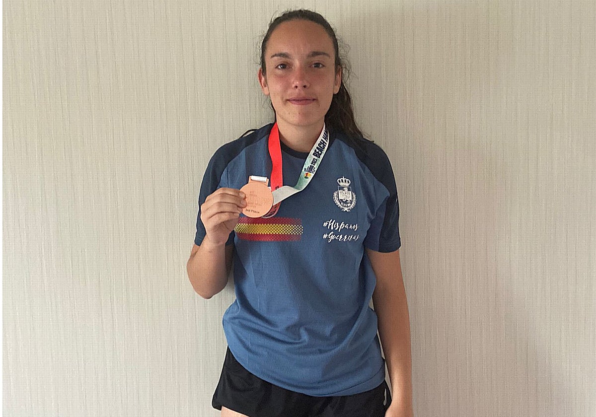 Paula Quiles posa con la medalla de bronce