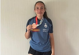 Paula Quiles posa con la medalla de bronce