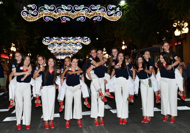 Las belleas del foc y sus dames d'honor en la Rambla de Méndez Núñez.