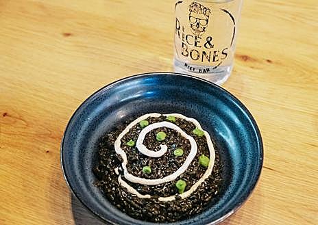 Imagen secundaria 1 - Un arroz seco de paella, un meloso y un mantecado de 'Rice & Bones'. 