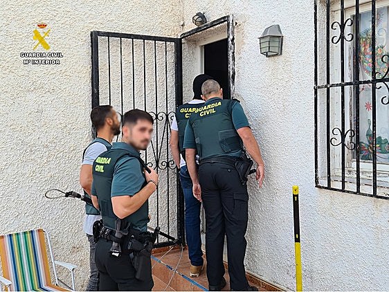 Los agentes acceden a una vivienda como parte del operativo de detención.