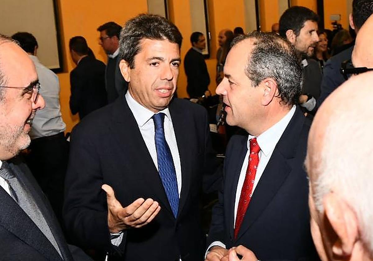 El futuro presidente de la Generalitat, Carlos Mazón, y el presidente de la Cámara de Comercio de Alicante, Carlos Baño.