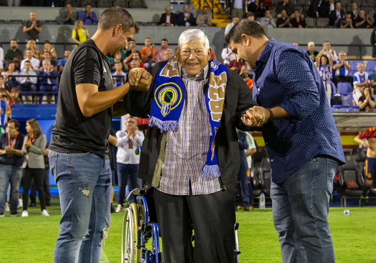 Rafael García Ripoll realizó el saque de honor en el partido del Centenario