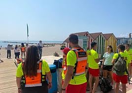 Varios de los trabajadores que patrullarán las playas este verano.