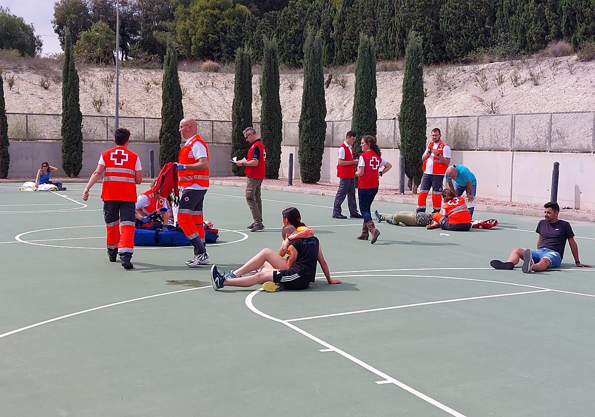 Simulacro de Cruz Roja ante un accidente multitudinario.